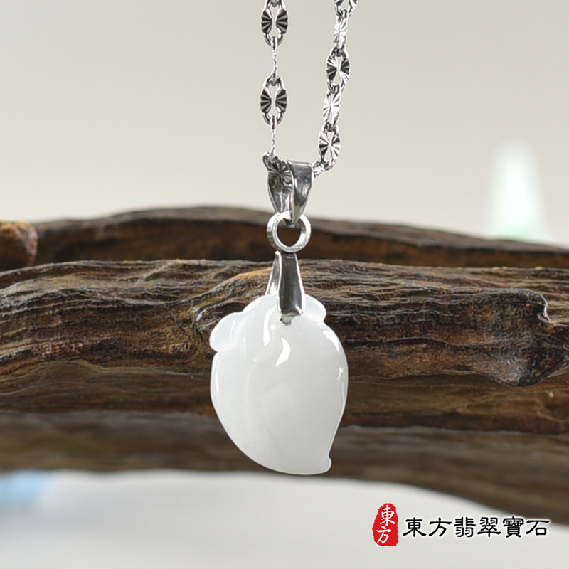 翡翠壽桃項鍊玉珮（福壽雙全：壽桃牌A貨翡翠壽桃玉珮、緬甸玉壽桃玉墜）。白色細糯種壽桃，FW363。客製化訂做各種翡翠壽桃吊墜玉珮項鍊。★附A貨翡翠雙證書