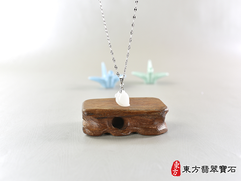 意境翡翠壽桃項鍊玉珮（福壽雙全：壽桃牌A貨翡翠壽桃玉珮、緬甸玉壽桃玉墜）。白色細糯種壽桃，FW363。客製化訂做各種翡翠壽桃吊墜玉珮項鍊。★附A貨翡翠雙證書