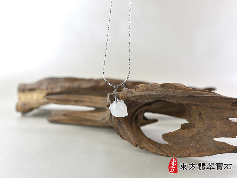 意境翡翠壽桃項鍊玉珮（福壽雙全：壽桃牌A貨翡翠壽桃玉珮、緬甸玉壽桃玉墜）。白色微冰糯種壽桃，FW364。客製化訂做各種翡翠壽桃吊墜玉珮項鍊。★附A貨翡翠雙證書
