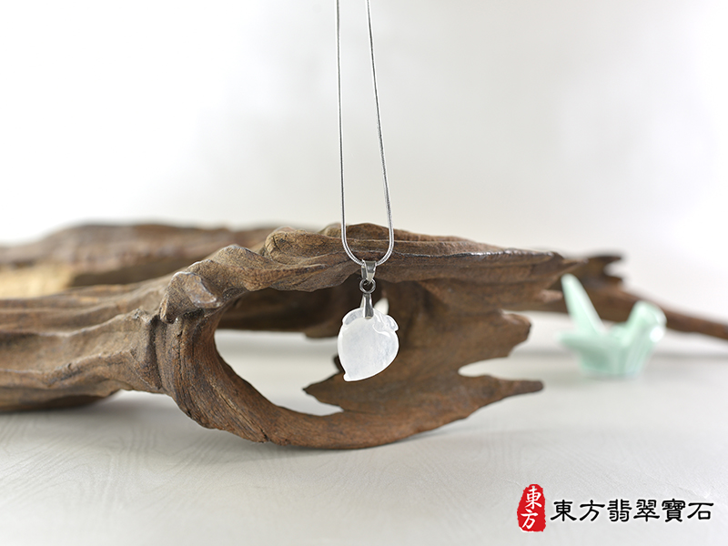 意境翡翠壽桃項鍊玉珮（福壽雙全：壽桃牌A貨翡翠壽桃玉珮、緬甸玉壽桃玉墜）。白色冰糯種壽桃，FW365。客製化訂做各種翡翠壽桃吊墜玉珮項鍊。★附A貨翡翠雙證書