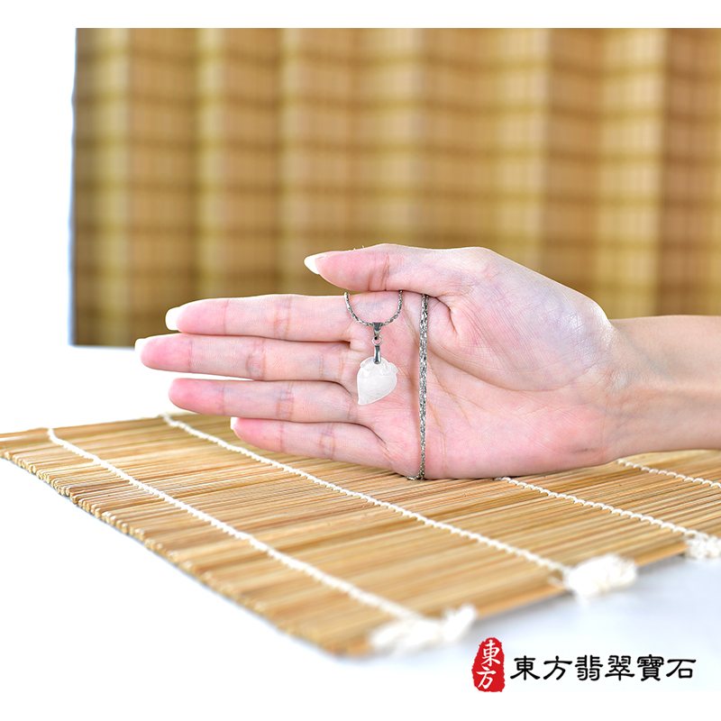 大小翡翠壽桃項鍊玉珮（福壽雙全：壽桃牌A貨翡翠壽桃玉珮、緬甸玉壽桃玉墜）。白色微冰糯種壽桃，FW366。客製化訂做各種翡翠壽桃吊墜玉珮項鍊。★附A貨翡翠雙證書