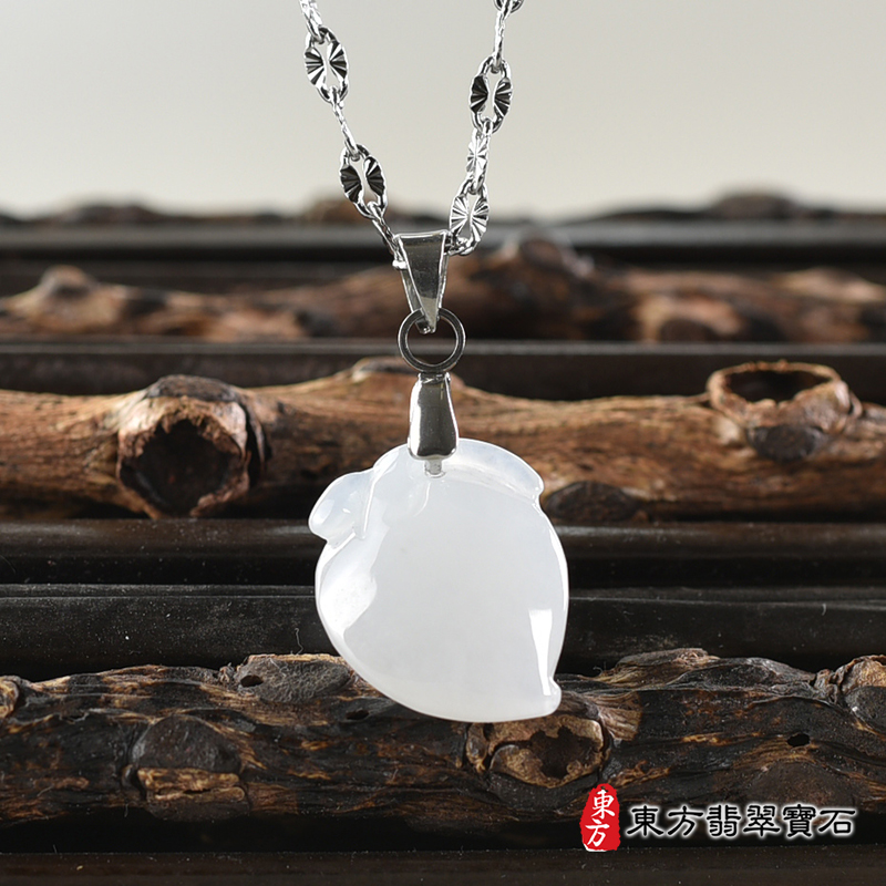 翡翠壽桃項鍊玉珮（福壽雙全：壽桃牌A貨翡翠壽桃玉珮、緬甸玉壽桃玉墜）。白色細糯種壽桃，FW367。客製化訂做各種翡翠壽桃吊墜玉珮項鍊。★附A貨翡翠雙證書