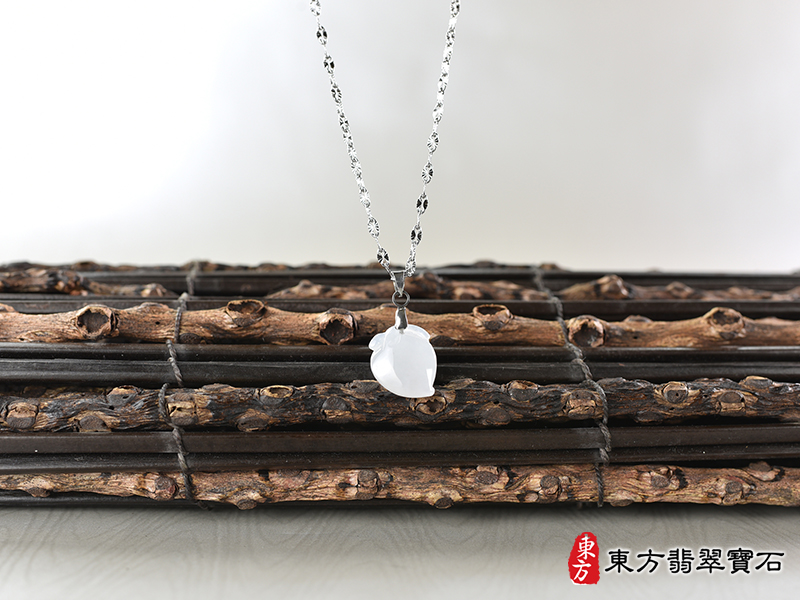 意境翡翠壽桃項鍊玉珮（福壽雙全：壽桃牌A貨翡翠壽桃玉珮、緬甸玉壽桃玉墜）。白色細糯種壽桃，FW367。客製化訂做各種翡翠壽桃吊墜玉珮項鍊。★附A貨翡翠雙證書