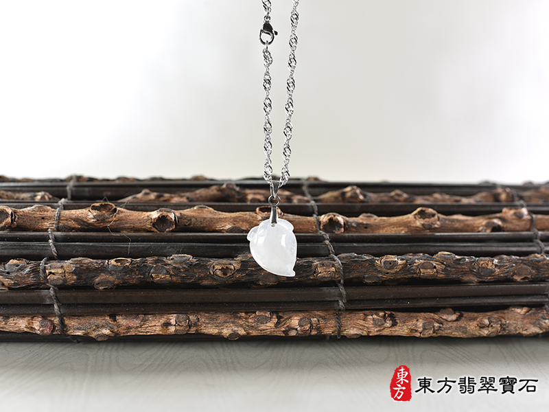 意境翡翠壽桃項鍊玉珮（福壽雙全：壽桃牌A貨翡翠壽桃玉珮、緬甸玉壽桃玉墜）。白色微冰糯種壽桃，FW368。客製化訂做各種翡翠壽桃吊墜玉珮項鍊。★附A貨翡翠雙證書
