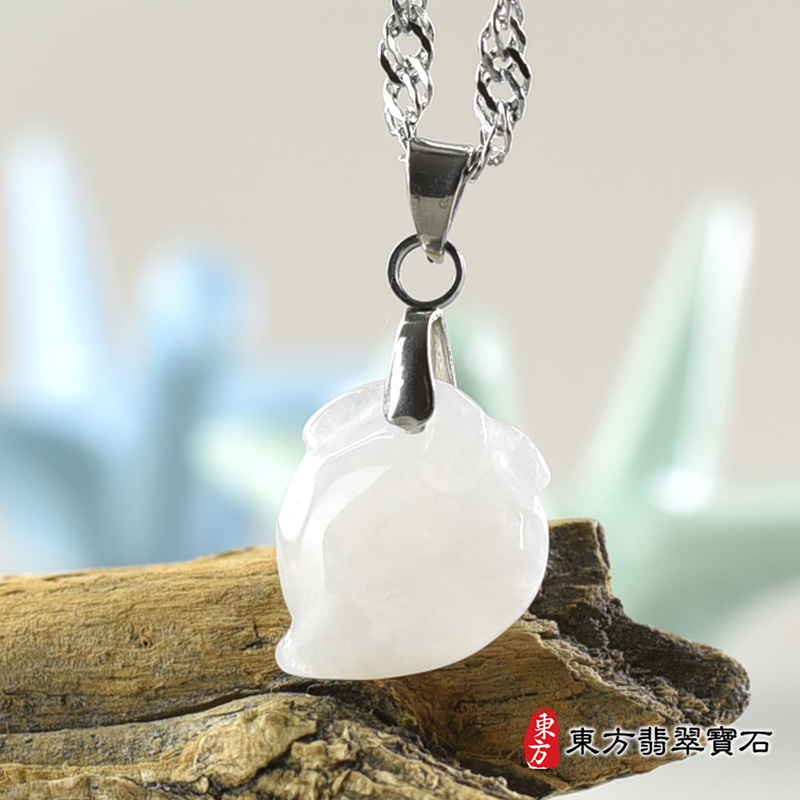 翡翠壽桃項鍊玉珮（福壽雙全：壽桃牌A貨翡翠壽桃玉珮、緬甸玉壽桃玉墜）。白色糯豆種壽桃，FW369。客製化訂做各種翡翠壽桃吊墜玉珮項鍊。★附A貨翡翠雙證書