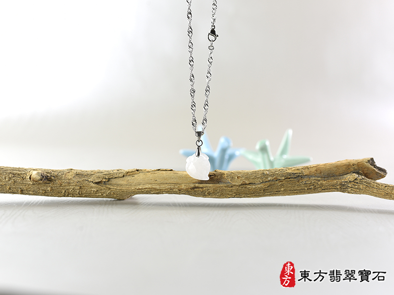 意境翡翠壽桃項鍊玉珮（福壽雙全：壽桃牌A貨翡翠壽桃玉珮、緬甸玉壽桃玉墜）。白色糯豆種壽桃，FW369。客製化訂做各種翡翠壽桃吊墜玉珮項鍊。★附A貨翡翠雙證書