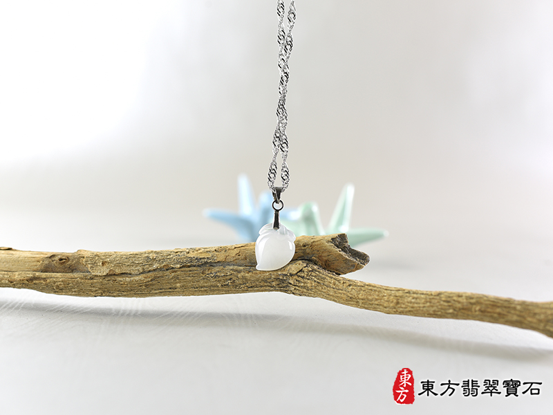 意境翡翠壽桃項鍊玉珮（福壽雙全：壽桃牌A貨翡翠壽桃玉珮、緬甸玉壽桃玉墜）。白色細糯種壽桃，FW370。客製化訂做各種翡翠壽桃吊墜玉珮項鍊。★附A貨翡翠雙證書