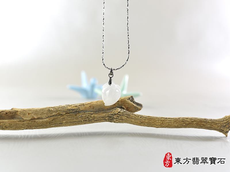 意境翡翠壽桃項鍊玉珮（福壽雙全：壽桃牌A貨翡翠壽桃玉珮、緬甸玉壽桃玉墜）。白色微冰糯種壽桃，FW371。客製化訂做各種翡翠壽桃吊墜玉珮項鍊。★附A貨翡翠雙證書