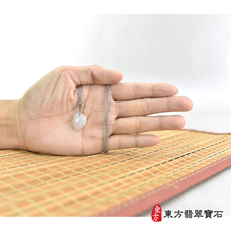 大小翡翠壽桃項鍊玉珮（福壽雙全：壽桃牌A貨翡翠壽桃玉珮、緬甸玉壽桃玉墜）。白色微冰糯種壽桃，FW371。客製化訂做各種翡翠壽桃吊墜玉珮項鍊。★附A貨翡翠雙證書
