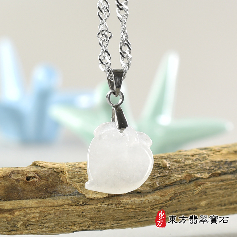 翡翠壽桃項鍊玉珮（福壽雙全：壽桃牌A貨翡翠壽桃玉珮、緬甸玉壽桃玉墜）。白色冰糯種壽桃，FW372。客製化訂做各種翡翠壽桃吊墜玉珮項鍊。★附A貨翡翠雙證書