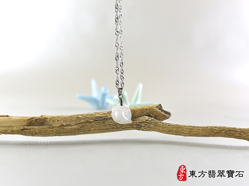 意境翡翠壽桃項鍊玉珮（福壽雙全：壽桃牌A貨翡翠壽桃玉珮、緬甸玉壽桃玉墜）。白色冰糯種壽桃，FW372。客製化訂做各種翡翠壽桃吊墜玉珮項鍊。★附A貨翡翠雙證書