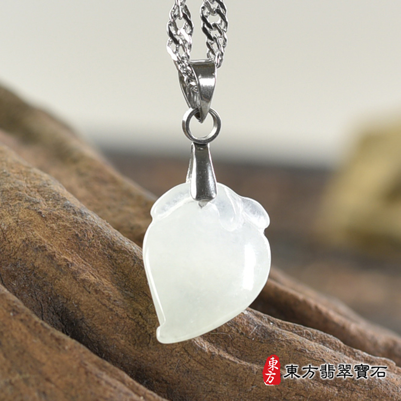 翡翠壽桃項鍊玉珮（福壽雙全：壽桃牌A貨翡翠壽桃玉珮、緬甸玉壽桃玉墜）。淺綠色冰糯種壽桃，FW373。客製化訂做各種翡翠壽桃吊墜玉珮項鍊。★附A貨翡翠雙證書
