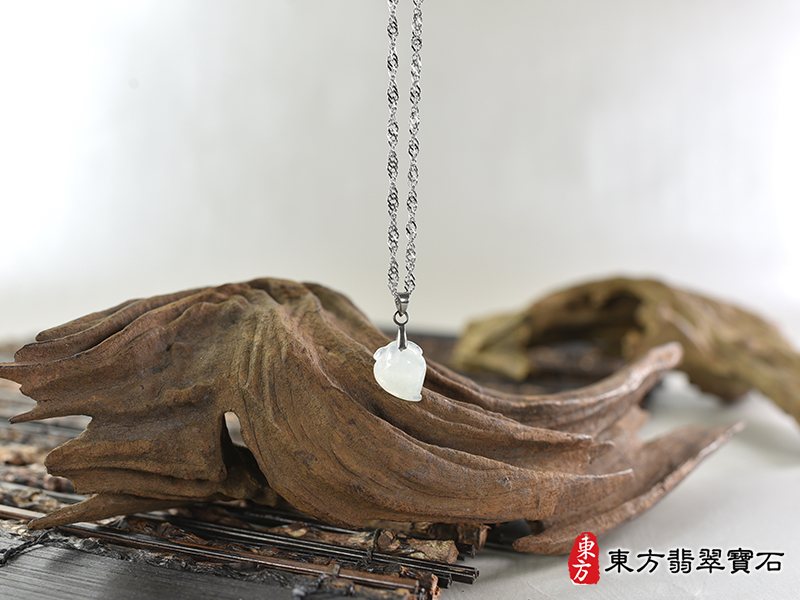意境翡翠壽桃項鍊玉珮（福壽雙全：壽桃牌A貨翡翠壽桃玉珮、緬甸玉壽桃玉墜）。淺綠色冰糯種壽桃，FW373。客製化訂做各種翡翠壽桃吊墜玉珮項鍊。★附A貨翡翠雙證書