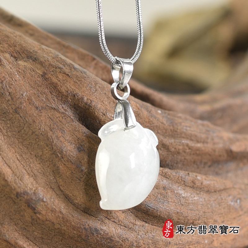 翡翠壽桃項鍊玉珮（福壽雙全：壽桃牌A貨翡翠壽桃玉珮、緬甸玉壽桃玉墜）。淺綠色微冰糯種壽桃，FW374。客製化訂做各種翡翠壽桃吊墜玉珮項鍊。★附A貨翡翠雙證書