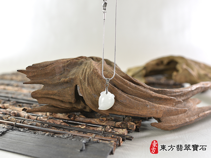 意境翡翠壽桃項鍊玉珮（福壽雙全：壽桃牌A貨翡翠壽桃玉珮、緬甸玉壽桃玉墜）。淺綠色微冰糯種壽桃，FW374。客製化訂做各種翡翠壽桃吊墜玉珮項鍊。★附A貨翡翠雙證書