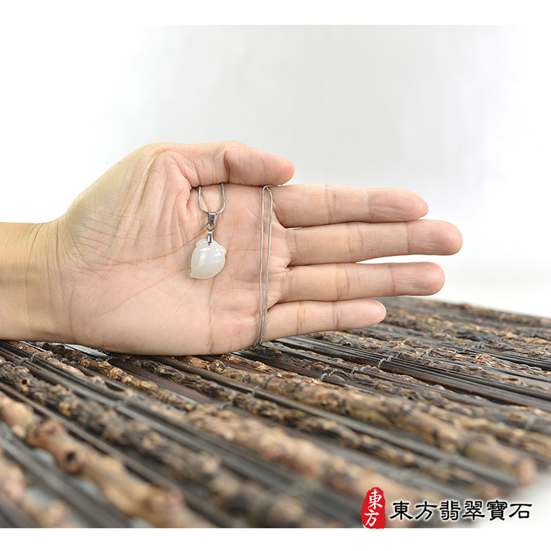 大小翡翠壽桃項鍊玉珮（福壽雙全：壽桃牌A貨翡翠壽桃玉珮、緬甸玉壽桃玉墜）。淺綠色微冰糯種壽桃，FW374。客製化訂做各種翡翠壽桃吊墜玉珮項鍊。★附A貨翡翠雙證書