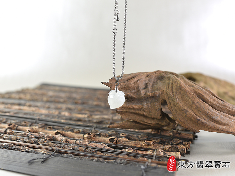 意境翡翠壽桃項鍊玉珮（福壽雙全：壽桃牌A貨翡翠壽桃玉珮、緬甸玉壽桃玉墜）白色微冰糯種壽桃，FW375。客製化訂做各種翡翠壽桃吊墜玉珮項鍊。★附A貨翡翠雙證書