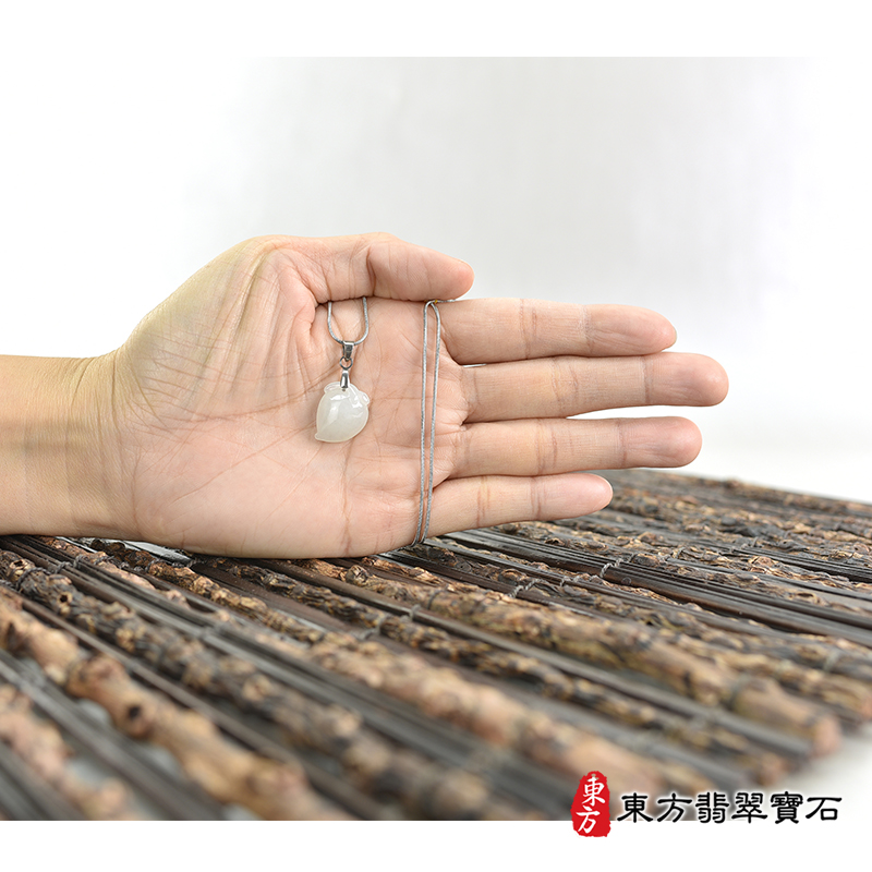 大小翡翠壽桃項鍊玉珮（福壽雙全：壽桃牌A貨翡翠壽桃玉珮、緬甸玉壽桃玉墜）白色微冰糯種壽桃，FW375。客製化訂做各種翡翠壽桃吊墜玉珮項鍊。★附A貨翡翠雙證書
