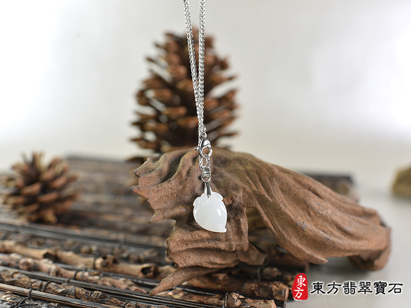 意境翡翠壽桃項鍊玉珮（福壽雙全：壽桃牌A貨翡翠壽桃玉珮、緬甸玉壽桃玉墜）白色細糯種壽桃，FW376。客製化訂做各種翡翠壽桃吊墜玉珮項鍊。★附A貨翡翠雙證書