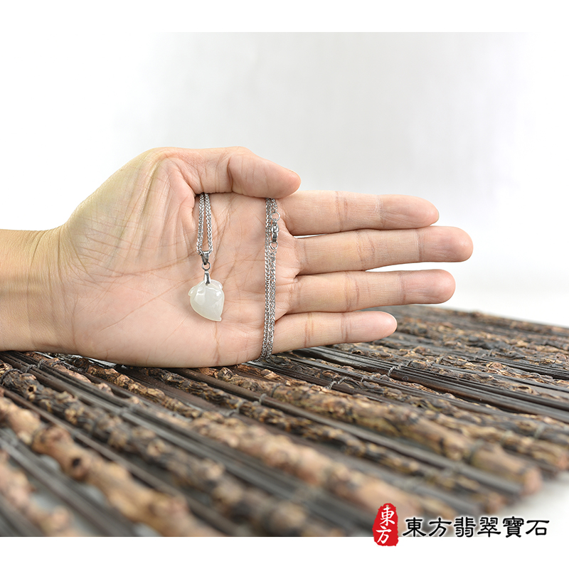 大小翡翠壽桃項鍊玉珮（福壽雙全：壽桃牌A貨翡翠壽桃玉珮、緬甸玉壽桃玉墜）白色細糯種壽桃，FW376。客製化訂做各種翡翠壽桃吊墜玉珮項鍊。★附A貨翡翠雙證書