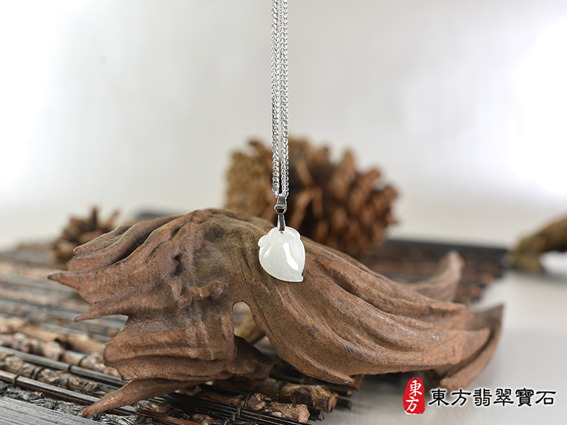 意境翡翠壽桃項鍊玉珮（福壽雙全：壽桃牌A貨翡翠壽桃玉珮、緬甸玉壽桃玉墜）白色微冰糯種壽桃，FW377。客製化訂做各種翡翠壽桃吊墜玉珮項鍊。★附A貨翡翠雙證書