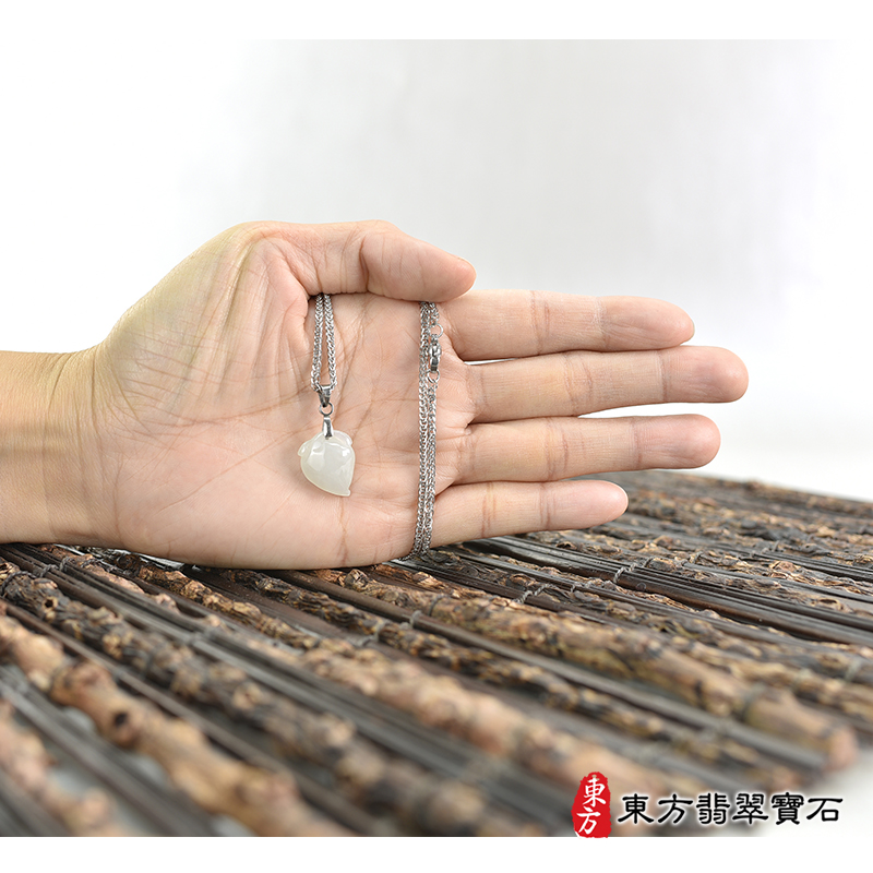 大小翡翠壽桃項鍊玉珮（福壽雙全：壽桃牌A貨翡翠壽桃玉珮、緬甸玉壽桃玉墜）白色微冰糯種壽桃，FW377。客製化訂做各種翡翠壽桃吊墜玉珮項鍊。★附A貨翡翠雙證書