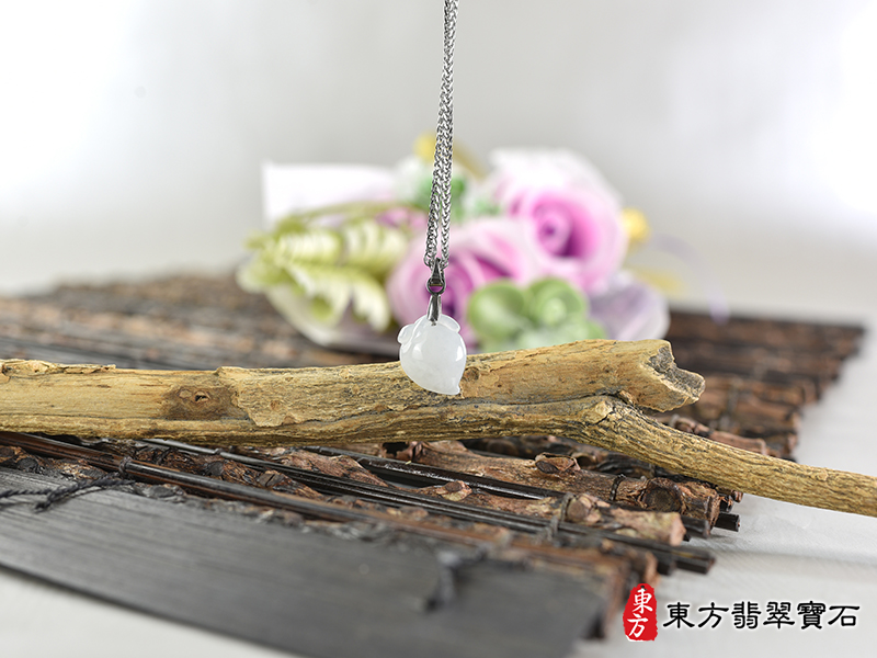 意境翡翠壽桃項鍊玉珮（福壽雙全：壽桃牌A貨翡翠壽桃玉珮、緬甸玉壽桃玉墜）白色微冰糯種壽桃，FW379。客製化訂做各種翡翠壽桃吊墜玉珮項鍊。★附A貨翡翠雙證書