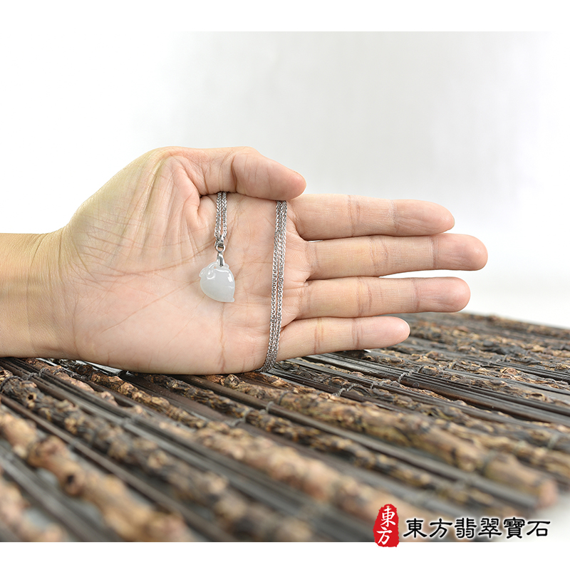 大小翡翠壽桃項鍊玉珮（福壽雙全：壽桃牌A貨翡翠壽桃玉珮、緬甸玉壽桃玉墜）白色微冰糯種壽桃，FW379。客製化訂做各種翡翠壽桃吊墜玉珮項鍊。★附A貨翡翠雙證書