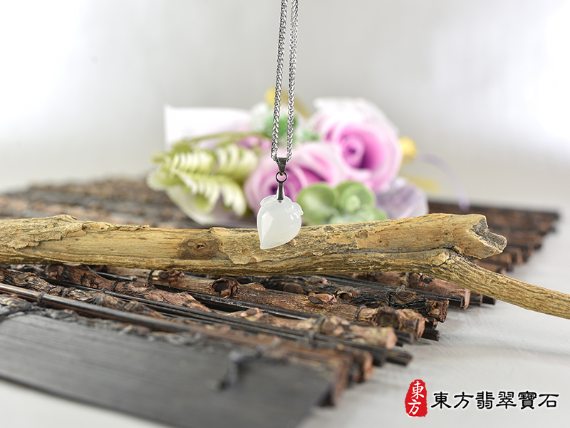 意境翡翠壽桃項鍊玉珮（福壽雙全：壽桃牌A貨翡翠壽桃玉珮、緬甸玉壽桃玉墜）白色微冰糯種壽桃，FW380。客製化訂做各種翡翠壽桃吊墜玉珮項鍊。★附A貨翡翠雙證書