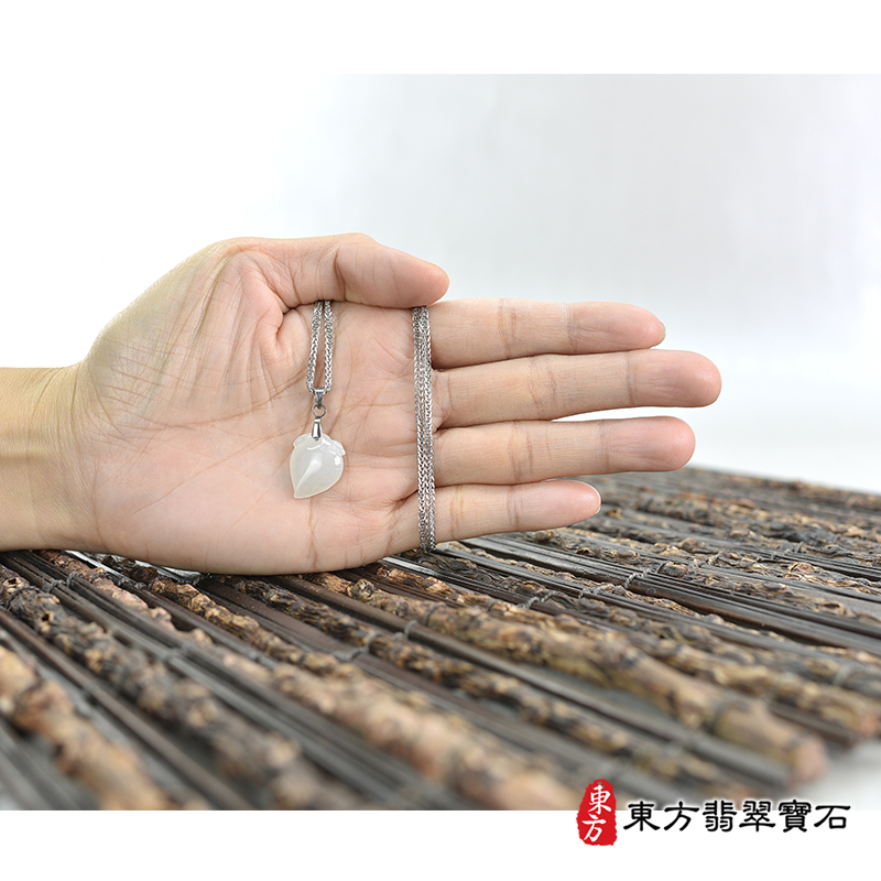 大小翡翠壽桃項鍊玉珮（福壽雙全：壽桃牌A貨翡翠壽桃玉珮、緬甸玉壽桃玉墜）白色微冰糯種壽桃，FW380。客製化訂做各種翡翠壽桃吊墜玉珮項鍊。★附A貨翡翠雙證書