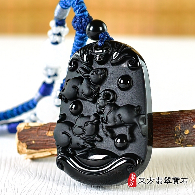 右側-黑曜石生肖兔、羊、豬三合貴人項鍊玉珮（生肖屬兔、羊、豬，最適合配戴三合貴人項鍊，兔、羊、豬：黑曜石生肖兔、羊、豬玉珮、黑曜石生肖兔、羊、豬玉墜、兔、羊、豬十二生肖項鍊）。黑曜石兔、羊、豬，ZH243。客製化訂做各種黑曜石生肖兔、羊、豬吊墜玉珮項鍊。★附東方翡翠寶石保證卡