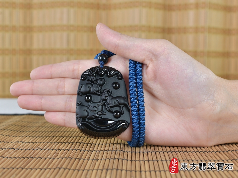 大小-黑曜石生肖兔、羊、豬三合貴人項鍊玉珮（生肖屬兔、羊、豬，最適合配戴三合貴人項鍊，兔、羊、豬：黑曜石生肖兔、羊、豬玉珮、黑曜石生肖兔、羊、豬玉墜、兔、羊、豬十二生肖項鍊）。黑曜石兔、羊、豬，ZH243。客製化訂做各種黑曜石生肖兔、羊、豬吊墜玉珮項鍊。★附東方翡翠寶石保證卡