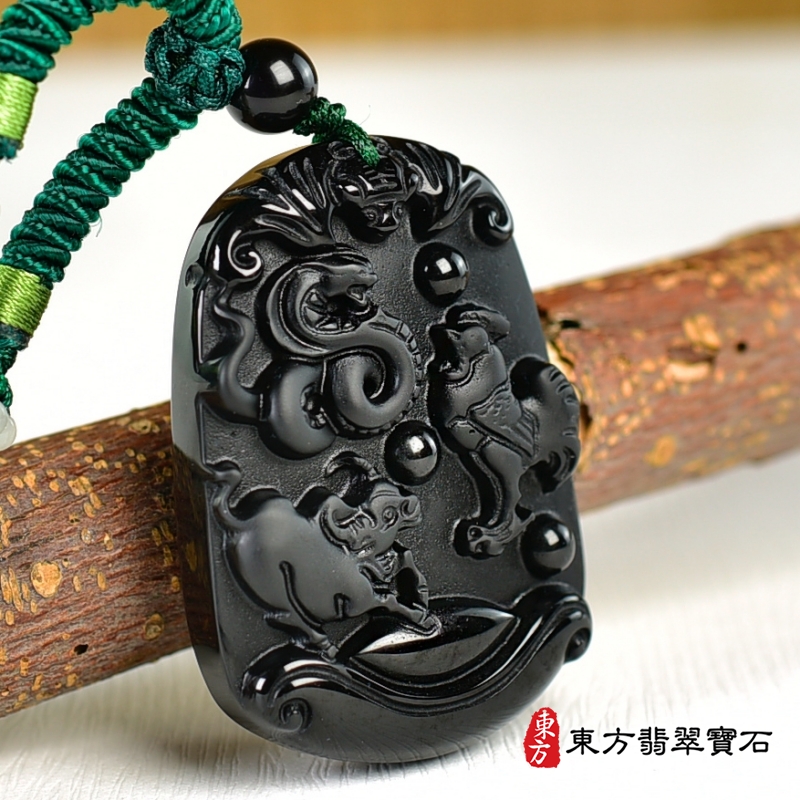 左側-黑曜石生肖蛇、雞、牛三合貴人項鍊玉珮（生肖屬蛇、雞、牛，最適合配戴三合貴人項鍊，蛇、雞、牛：黑曜石生肖蛇、雞、牛玉珮、黑曜石生肖蛇、雞、牛玉墜、蛇、雞、牛十二生肖項鍊）。黑曜石蛇、雞、牛，ZH247。客製化訂做各種黑曜石生肖蛇、雞、牛吊墜玉珮項鍊。★附東方翡翠寶石保證卡
