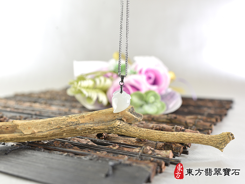 意境翡翠壽桃項鍊玉珮（福壽雙全：壽桃牌A貨翡翠壽桃玉珮、緬甸玉壽桃玉墜）白色微冰糯種壽桃，FW381。客製化訂做各種翡翠壽桃吊墜玉珮項鍊。★附A貨翡翠雙證書