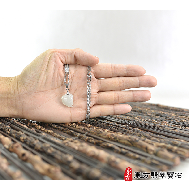 大小翡翠壽桃項鍊玉珮（福壽雙全：壽桃牌A貨翡翠壽桃玉珮、緬甸玉壽桃玉墜）白色微冰糯種壽桃，FW381。客製化訂做各種翡翠壽桃吊墜玉珮項鍊。★附A貨翡翠雙證書