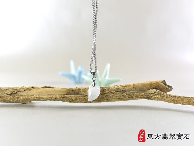 意境翡翠壽桃項鍊玉珮（福壽雙全：壽桃牌A貨翡翠壽桃玉珮、緬甸玉壽桃玉墜）白色糯種壽桃，FW382。客製化訂做各種翡翠壽桃吊墜玉珮項鍊。★附A貨翡翠雙證書
