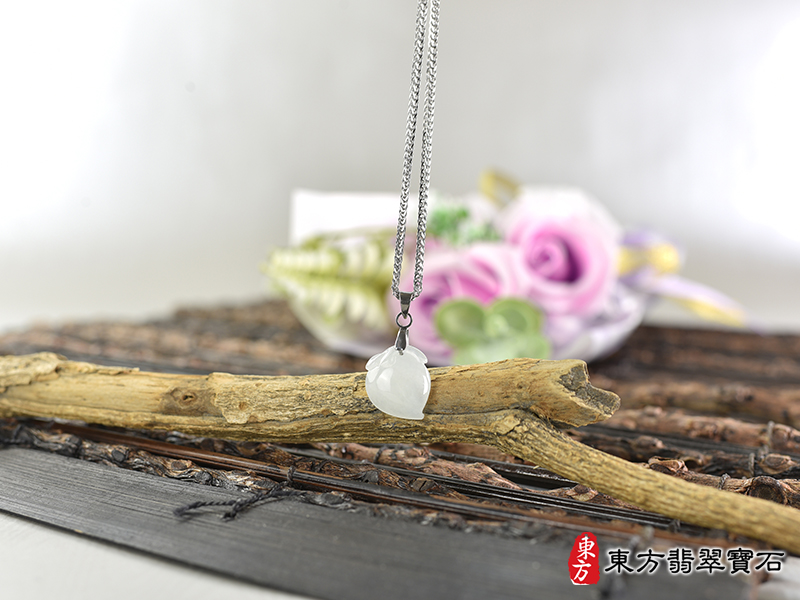 意境翡翠壽桃項鍊玉珮（福壽雙全：壽桃牌A貨翡翠壽桃玉珮、緬甸玉壽桃玉墜）白色冰糯種壽桃，FW383。客製化訂做各種翡翠壽桃吊墜玉珮項鍊。★附A貨翡翠雙證書