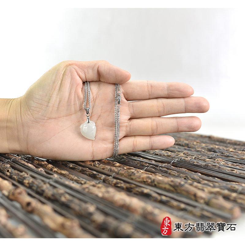 大小翡翠壽桃項鍊玉珮（福壽雙全：壽桃牌A貨翡翠壽桃玉珮、緬甸玉壽桃玉墜）白色冰糯種壽桃，FW383。客製化訂做各種翡翠壽桃吊墜玉珮項鍊。★附A貨翡翠雙證書