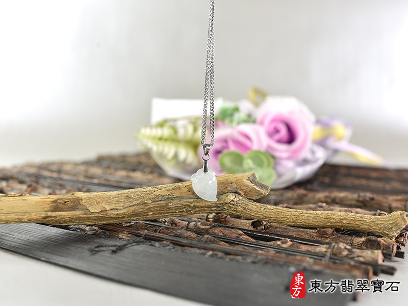 意境翡翠壽桃項鍊玉珮（福壽雙全：壽桃牌A貨翡翠壽桃玉珮、緬甸玉壽桃玉墜）白色冰糯種壽桃，FW384。客製化訂做各種翡翠壽桃吊墜玉珮項鍊。★附A貨翡翠雙證書