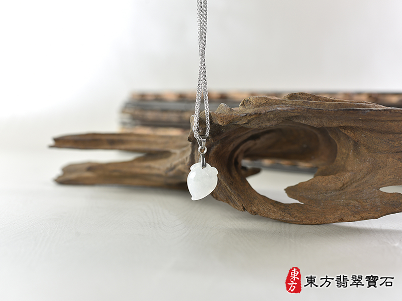 意境翡翠壽桃項鍊玉珮（福壽雙全：壽桃牌A貨翡翠壽桃玉珮、緬甸玉壽桃玉墜）白色微冰糯種壽桃，FW385。客製化訂做各種翡翠壽桃吊墜玉珮項鍊。★附A貨翡翠雙證書