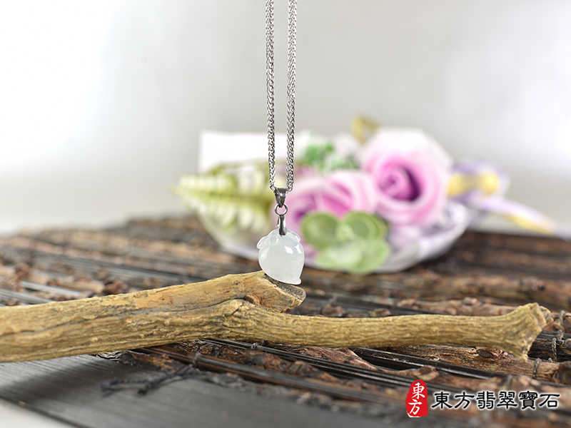 意境翡翠壽桃項鍊玉珮（福壽雙全：壽桃牌A貨翡翠壽桃玉珮、緬甸玉壽桃玉墜）白色冰糯種壽桃，FW387。客製化訂做各種翡翠壽桃吊墜玉珮項鍊。★附A貨翡翠雙證書