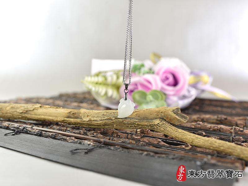意境翡翠壽桃項鍊玉珮（福壽雙全：壽桃牌A貨翡翠壽桃玉珮、緬甸玉壽桃玉墜）白色微冰糯種壽桃，FW389。客製化訂做各種翡翠壽桃吊墜玉珮項鍊。★附A貨翡翠雙證書