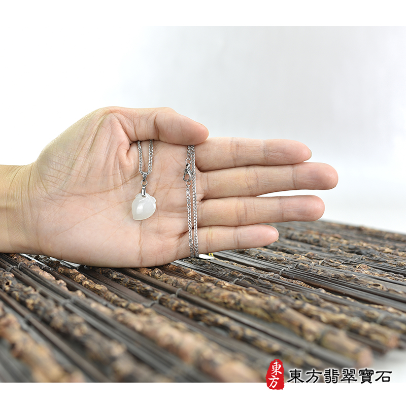 大小翡翠壽桃項鍊玉珮（福壽雙全：壽桃牌A貨翡翠壽桃玉珮、緬甸玉壽桃玉墜）白色微冰糯種壽桃，FW390。化訂做各種翡翠壽桃吊墜玉珮項鍊。★附A貨翡翠雙證書