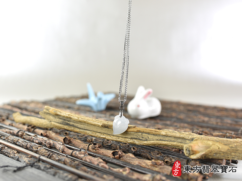 意境翡翠壽桃項鍊玉珮（福壽雙全：壽桃牌A貨翡翠壽桃玉珮、緬甸玉壽桃玉墜）白色冰糯種壽桃，FW392。化訂做各種翡翠壽桃吊墜玉珮項鍊。★附A貨翡翠雙證書