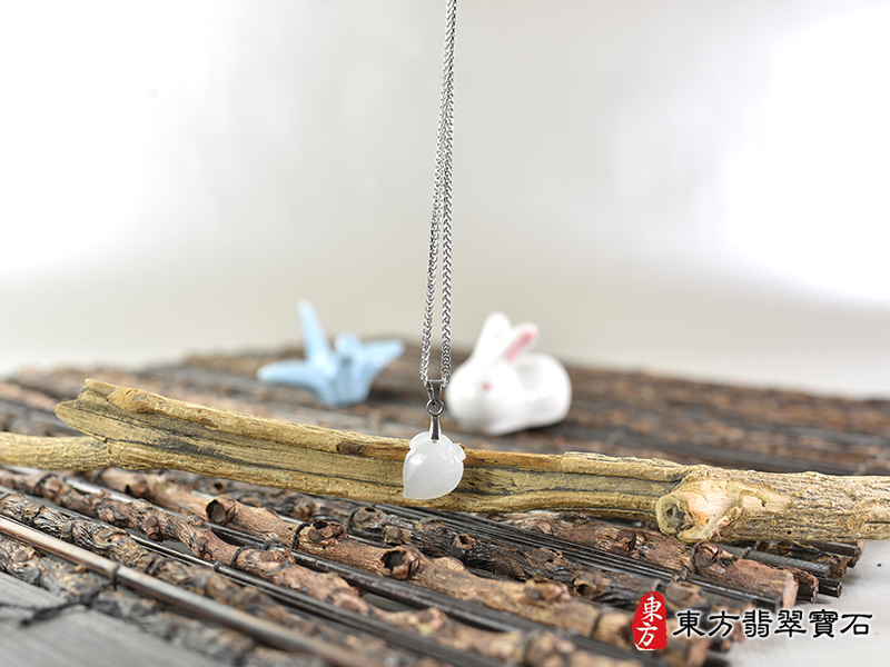 意境翡翠壽桃項鍊玉珮（福壽雙全：壽桃牌A貨翡翠壽桃玉珮、緬甸玉壽桃玉墜）白色微冰糯種壽桃，FW393。化訂做各種翡翠壽桃吊墜玉珮項鍊。★附A貨翡翠雙證書