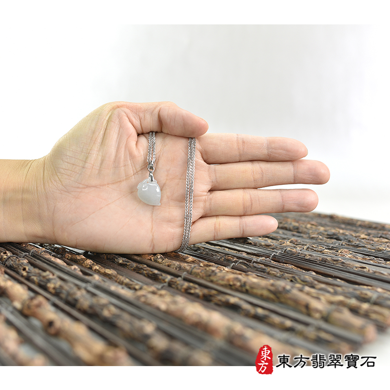 大小翡翠壽桃項鍊玉珮（福壽雙全：壽桃牌A貨翡翠壽桃玉珮、緬甸玉壽桃玉墜）白色微冰糯種壽桃，FW393。化訂做各種翡翠壽桃吊墜玉珮項鍊。★附A貨翡翠雙證書