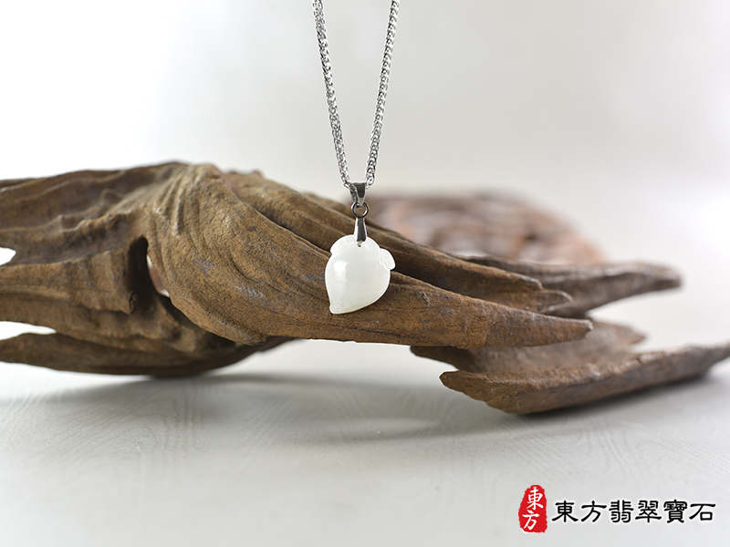 意境翡翠壽桃項鍊玉珮（福壽雙全：壽桃牌A貨翡翠壽桃玉珮、緬甸玉壽桃玉墜）白色糯豆種壽桃，FW394。化訂做各種翡翠壽桃吊墜玉珮項鍊。★附A貨翡翠雙證書
