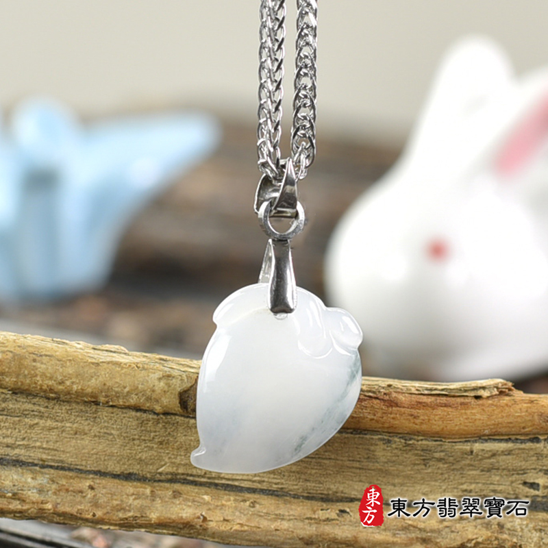 翡翠壽桃項鍊玉珮（福壽雙全：壽桃牌A貨翡翠壽桃玉珮、緬甸玉壽桃玉墜）白色帶點綠色細糯種壽桃，FW396。訂做各種翡翠壽桃吊墜玉珮項鍊。★附A貨翡翠雙證書