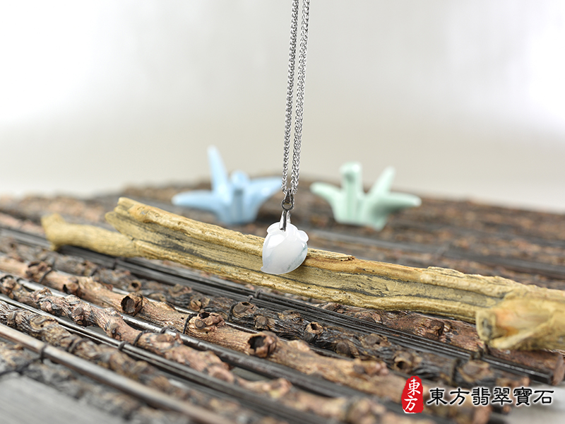 意境翡翠壽桃項鍊玉珮（福壽雙全：壽桃牌A貨翡翠壽桃玉珮、緬甸玉壽桃玉墜）白色帶點綠色細糯種壽桃，FW396。訂做各種翡翠壽桃吊墜玉珮項鍊。★附A貨翡翠雙證書