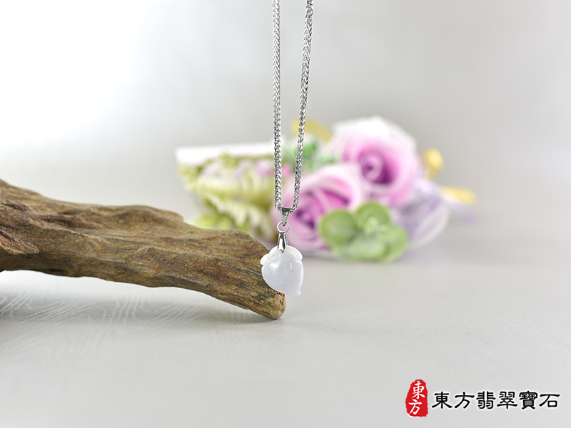 意境翡翠壽桃項鍊玉珮（福壽雙全：壽桃牌A貨翡翠壽桃玉珮、緬甸玉壽桃玉墜）白色帶點淺紫色豆種壽桃，FW397。訂做各種翡翠壽桃吊墜玉珮項鍊。★附A貨翡翠雙證書